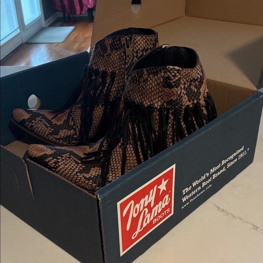 NWT TONY LAMA Anahi Fringe 6” Boot